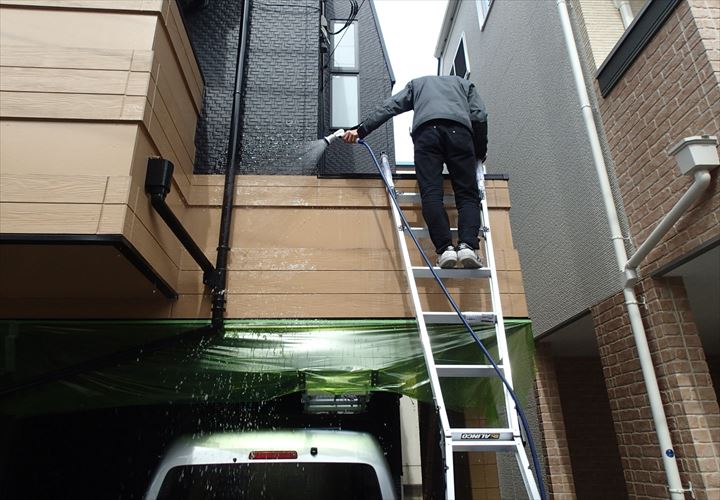 板橋区若木にて散水検査を行い、雨漏りの原因箇所の特定を致しました