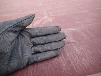 中野区大和町にて屋根メンテナンス調査、塗膜劣化によりチョーキング現象が起こり、ファインパーフェクトベストによる塗装工事をご検討