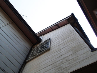 町田市上小山田町にて外壁塗装工事前の調査、塗膜劣化した外壁をパーフェクトトップでの塗装工事をご提案