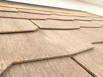 八王子市大楽寺町にて屋根塗装工事前の調査、塗膜が劣化したスレートに遮熱性塗料のサーモアイSiをご提案