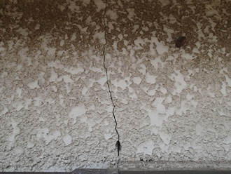 調布市上石原の外壁塗装モルタルの塗装工事前調査、クラックが発生したモルタル外壁にはエラストコートをおすすめ