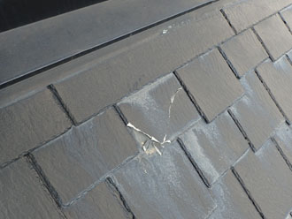 荒川区町屋でコロニアル屋根の変色を調査、エフロレッセンスの可能性あり