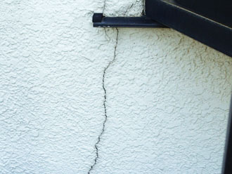 北区神谷にて外壁塗装の調査、塗膜劣化によりクラックが発生したモルタル外壁にエラストコートによる塗装工事をおすすめ