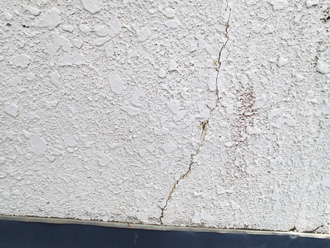 多摩市和田にて外壁塗装前点検、モルタル外壁には多数のクラックが発生、補修工事とエラストコートによる塗装工事をご提案