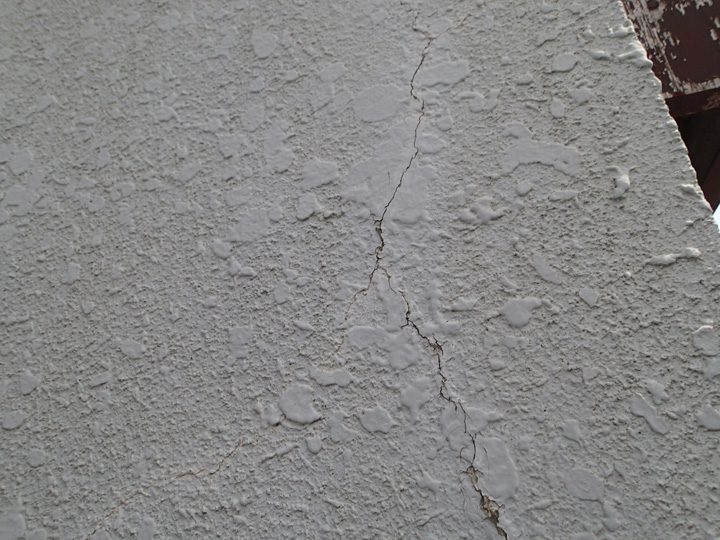 青梅市新町にて外壁塗装前調査、築21年のモルタル外壁には多数のクラックが発生、エラストコートによる塗装工事をおすすめ
