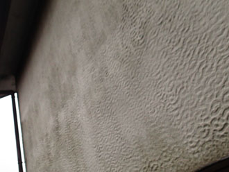 府中市府中町にて外壁塗装工事前の調査、多数のクラックが発生したモルタル外壁にはエラストコートがおすすめ