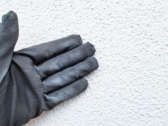 杉並区成田東にて外壁塗装前の調査、経年劣化によりクラックが発生したモルタル外壁にはエラストコートによる塗装工事をおすすめ