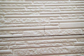 武蔵野市吉祥寺東町にて外壁塗装前調査、クラックが発生した窯業サイディングに補修とナノコンポジットWによる塗装工事をご提案