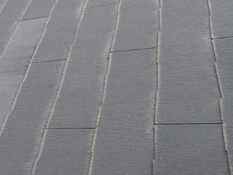 国立市谷保にてスレート屋根の塗装メンテナンス前調査、クラックを複数確認いたしました