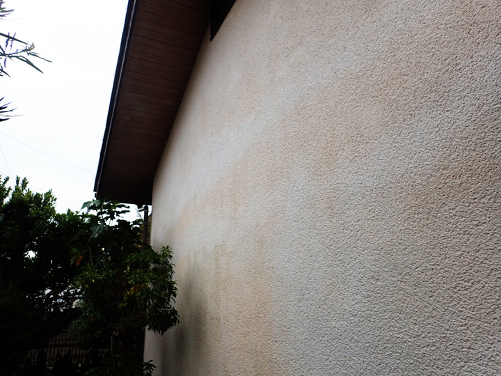 世田谷区北烏山にて外壁塗装工事の調査、塗膜劣化によりエラストコートによる塗装工事をご提案