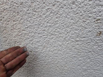 武蔵野市西久保にて外壁塗装前調査、劣化してクラックが多数発生したモルタル外壁にエラストコートによる塗装工事をおすすめ