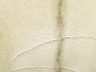 中野区上鷺宮にて外壁塗装工事前の点検調査、クラックが多く発生したモルタル外壁にはエラストコートをおすすめ