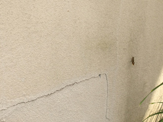 練馬区三原台にて外壁メンテナンス調査、クラックが多数発生したモルタル外壁にエラストコートをおすすめ