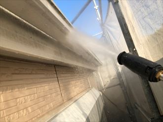 葛飾区西新小岩で外壁塗装工事、本日の作業は高圧洗浄作業です
