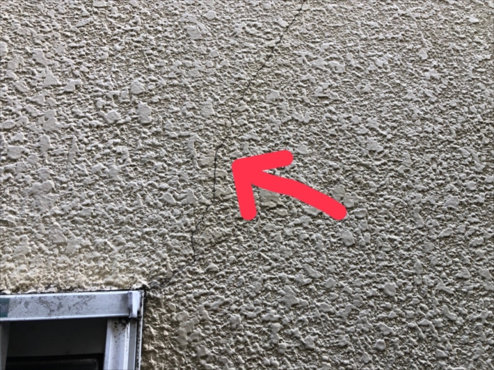 町田市鶴川でモルタル外壁のクラックを発見しました