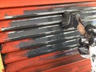 足立区青井で戸建てのお住まいを塗装工事中、本日の作業は雨戸の塗装になります