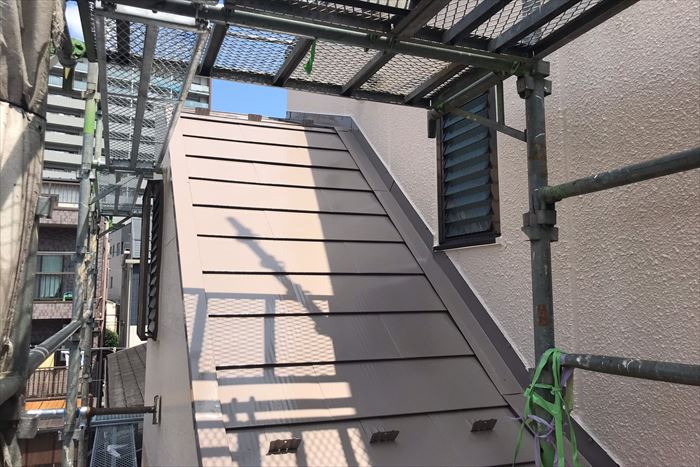 葛飾区亀有で下屋根鉄部の塗装作業、工事手順をご紹介致します。