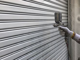 墨田区で錆びたシャッターを薄いグレー色のニッペファインパーフェクトトップで再塗装