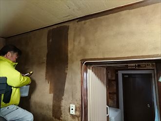 足立区千住東で室内の和室壁を塗装するため、がっちりプライマーで固めます