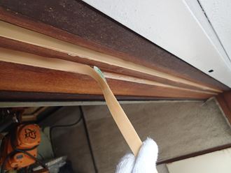 墨田区でキシラデコールで塗った木製引き戸の動作不良を川口技研の「敷居スベリ」を応用して改善