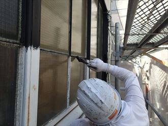 豊島区巣鴨で三階建てビルの外壁塗装、鉄製窓枠へ錆止め塗装を行いました