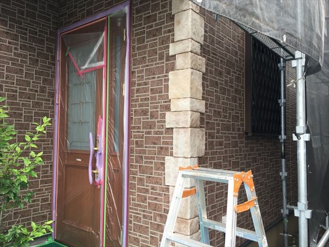 足立区綾瀬にて25年間メンテナンスを行っていなかったお家で外壁塗装前の養生作業を行いました