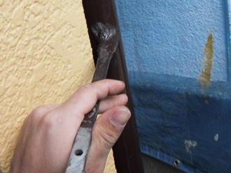 江戸川区で外壁塗装に合わせた雨樋や雨戸の塗装