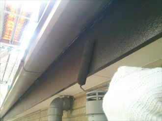 江戸川区で外壁塗装工事中、雨樋など付帯部を塗装します