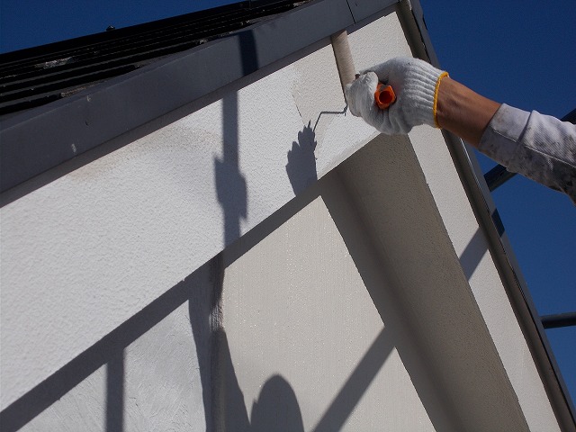 所沢市上安松で外壁の中塗り塗装と屋根下地補修を施工
