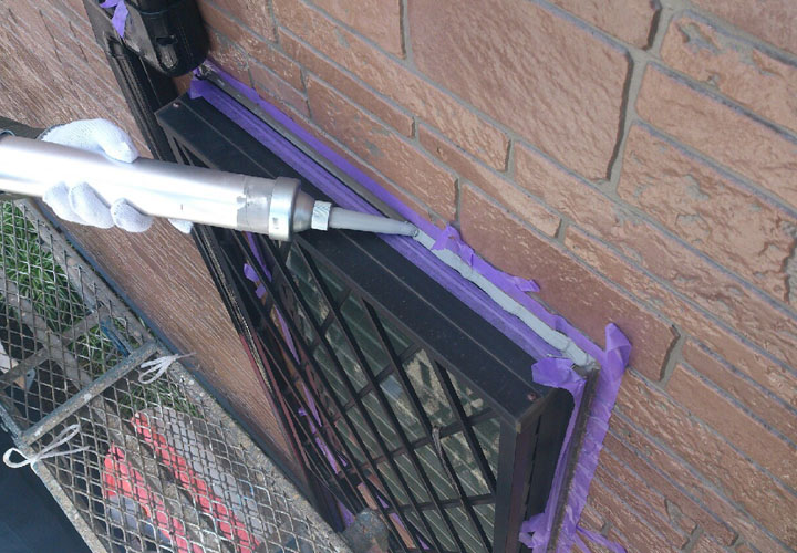 富津市下飯野で築16年になる邸宅のシーリング打ち替えとサッシ廻りの増し打ちを実施