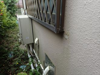 四街道市みそらで築25年が経過したモルタル外壁調査で苔の発生や塗膜の剥離、外壁塗装工事をご提案