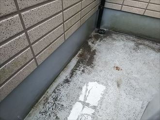君津市東坂田でベランダ下に発生した雨染み、原因はFRP防水の劣化