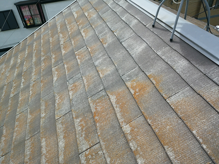 鴨川市横渚にて屋根塗装前の点検調査、塗膜が劣化した化粧スレートにファインパーフェクトベストによる塗装工事をご提案