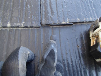 袖ヶ浦市今井でスレート屋根を点検、塗膜の膨れや雨染みなどの劣化症状が発生していました