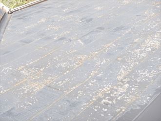 袖ケ浦市滝の口にて一刻も早く屋根塗装したい塗膜が剥がれて素地の露出したスレート屋根を点検