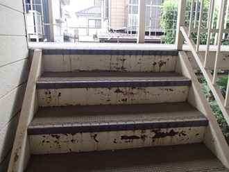 千葉市稲毛区小深町にてアパート鉄階段のサビ調査、腐食が進む前に塗装工事がオススメです