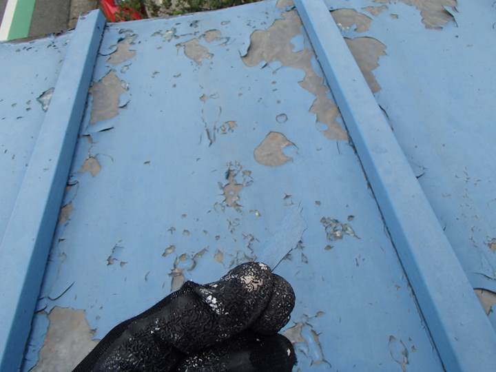 千葉市若葉区加曾利町にて瓦棒屋根の経年劣化調査、定期的にメンテナンスが必要です