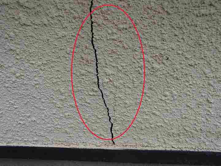 千葉市稲毛区園生町でリシン壁にクラック、Ｖカット補修で外壁塗装致します