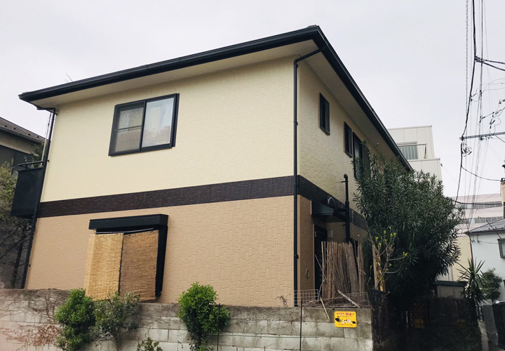 白井市西白井にてダイヤスーパーセランフレックスを使用した外壁塗装で、温かみのあるツートンカラーの邸宅に