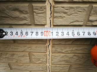 千葉市若葉区源町で築18年が経過した外壁調査、サイディングボードの反りはシーリング材の劣化が原因でした