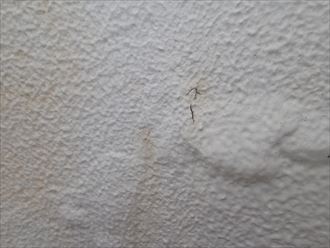 木更津市のモルタル外壁塗装亀裂や塗膜の膨れは雨漏りの原因に