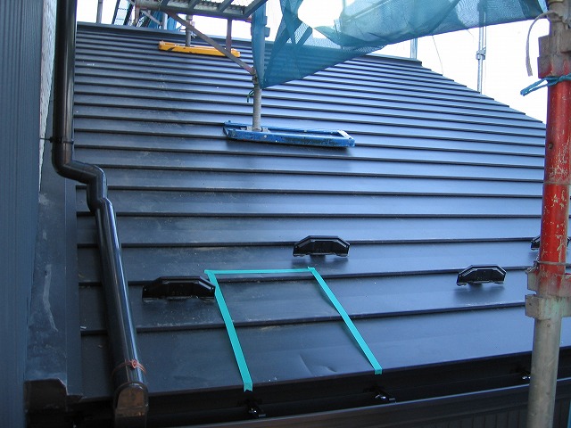 伊達市保原町で屋根塗装中に工具が屋根に落ちてキズが