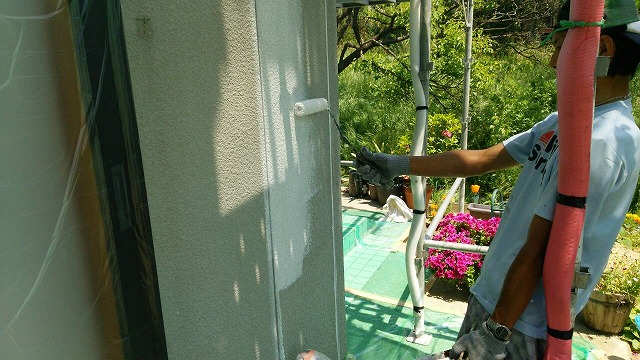 福島市の住宅で外壁塗装、破風板、鼻隠し、雨どい塗装の下塗りを施工しました