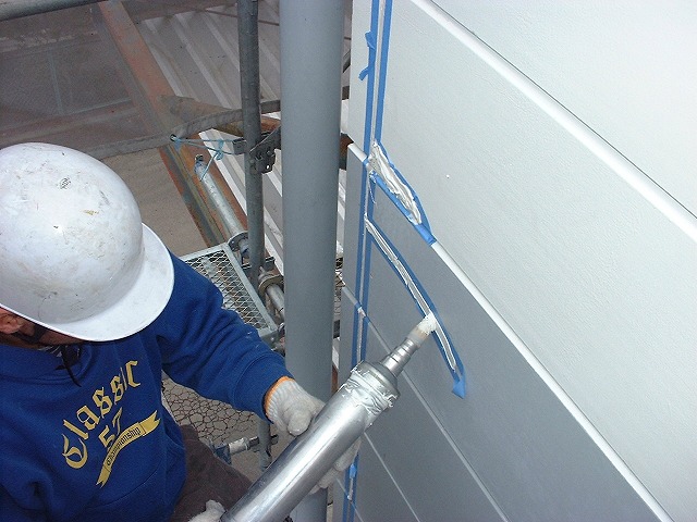 福島市の工場で外壁の塗り替え作業中、外壁のヒビ補修や穴補修