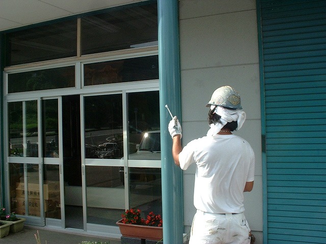 福島市の店舗で鉄柱、鉄部塗装工事、ウレタンで上塗り中、店舗塗り替え