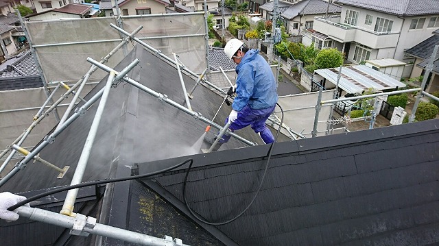 福島市御山で行った2階建住宅屋根の高圧洗浄機による洗浄の効果