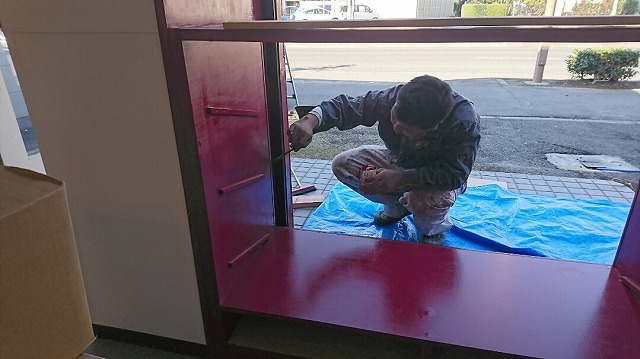 福島市のパン屋さんのショーケースの仕上げ塗装をしています