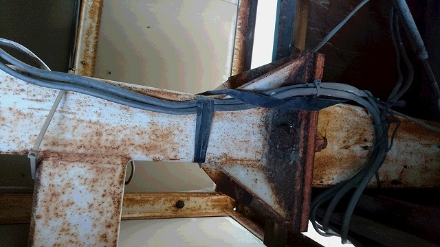 福島市のビルの屋上看板、鉄骨が錆びているので塗り替えの現場調査