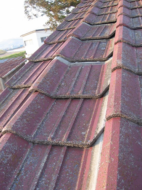 福島市でセメント瓦屋根が塗装できるか？現場調査で瓦の状態を見てきました