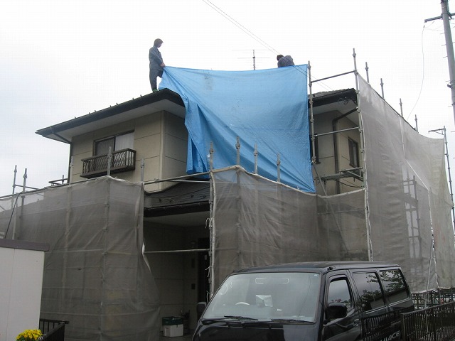 福島市の住宅塗装、外壁塗り替え、屋根塗装の為の足場組が完成しました
